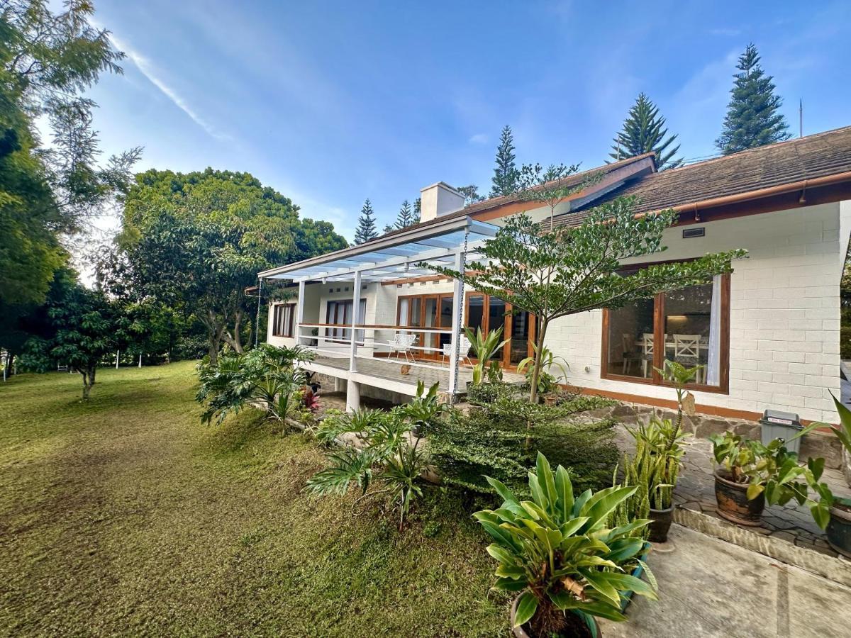 Villa Putih Le Cordon Бандунг Екстериор снимка