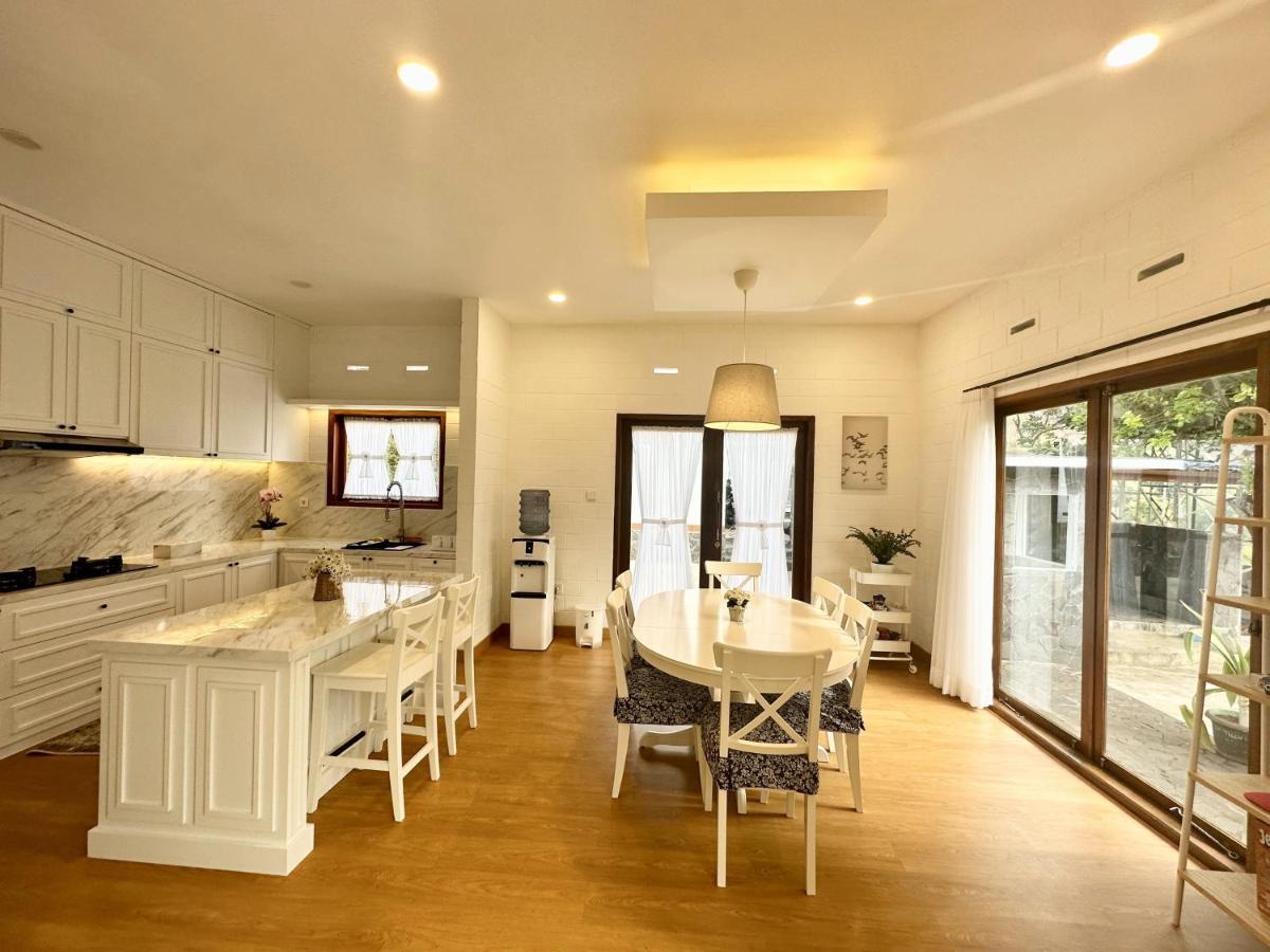 Villa Putih Le Cordon Бандунг Екстериор снимка