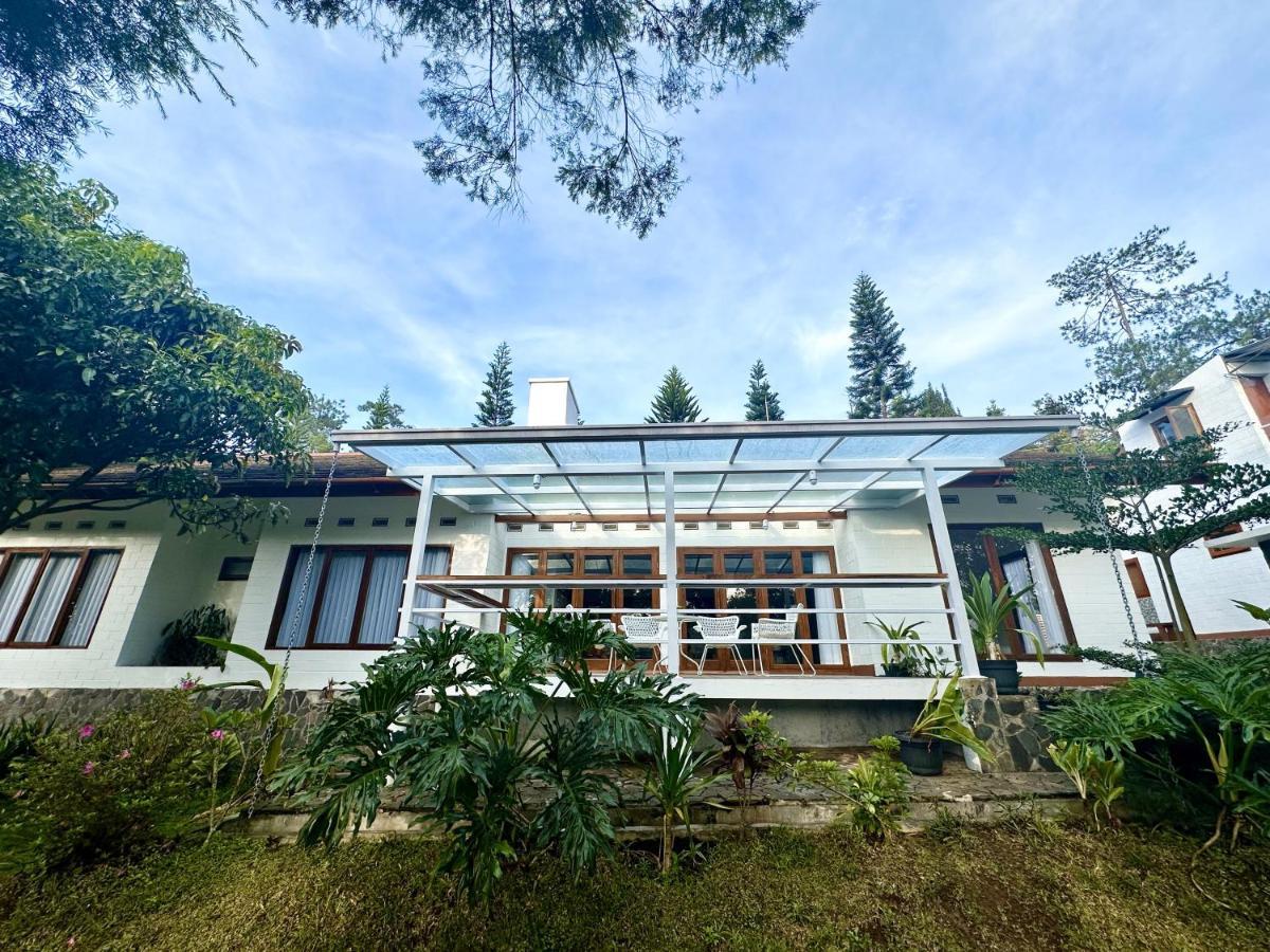 Villa Putih Le Cordon Бандунг Екстериор снимка
